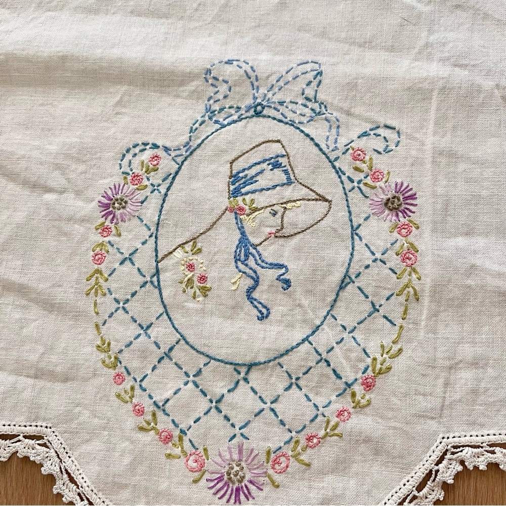 Vtg 4 PCs Hand Embroidered & Crochet Table Runner, Dresser Scarves, Doilies‎